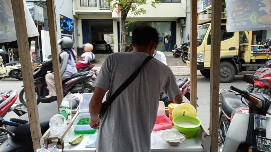 WhatsApp-Image-2025-10-28-at-19.52.11_08ebd7b0-1024x576 Es Teler Creamy Jadi Primadona di Jl. Kusuma Kebumen