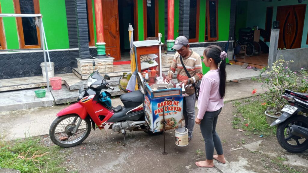 WhatsApp-Image-2025-10-29-at-19.46.00_21cb4133-1024x576 Bakso Ne Pak E Kevin, Lezatnya Bakso Keliling yang Setia Menemani Warga Sruweng