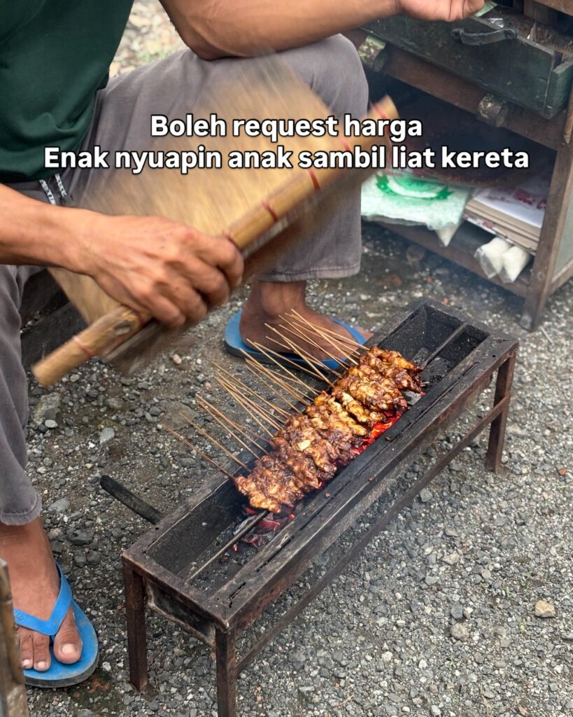 sate1-819x1024 “Sate Deblek” Kutowinangun, Kuliner Unik dengan Bunyi Khas dan Pemandangan Kereta Api